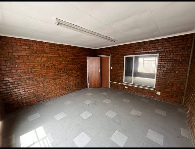 1,100M² WAREHOUSE FOR SALE IN NEW ERA